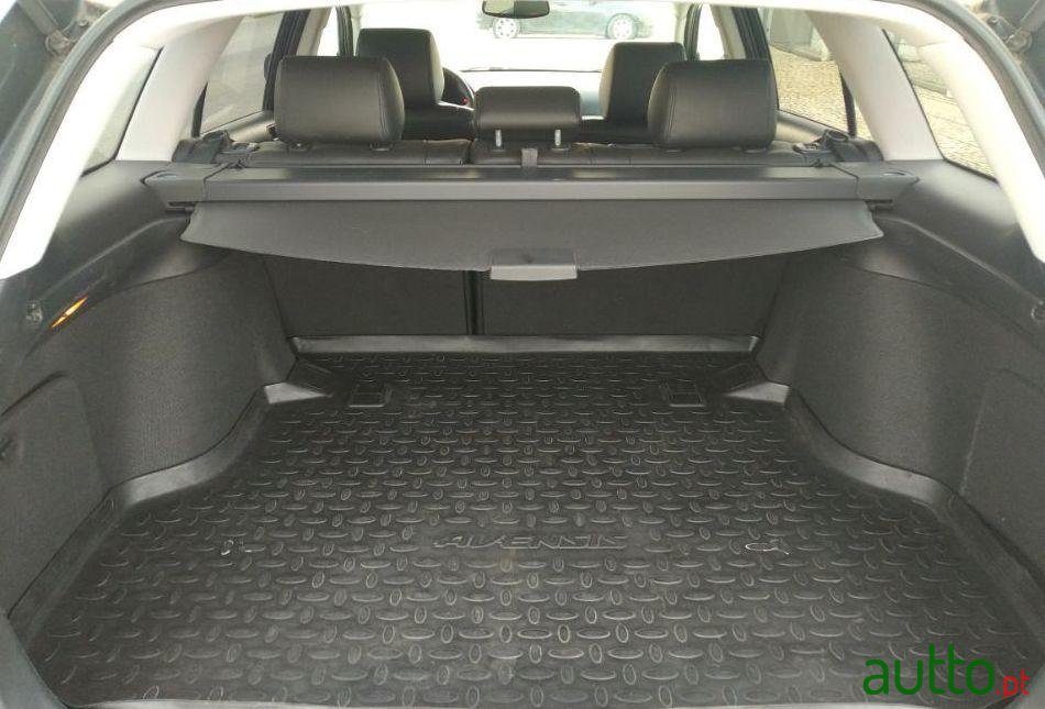 2005' Toyota Avensis Sw photo #4