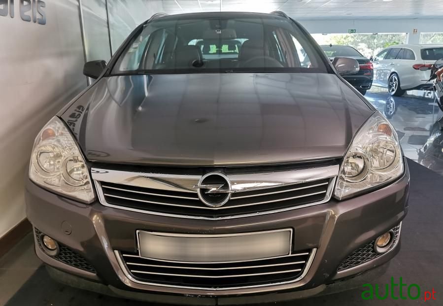 2008' Opel Astra Caravan photo #3