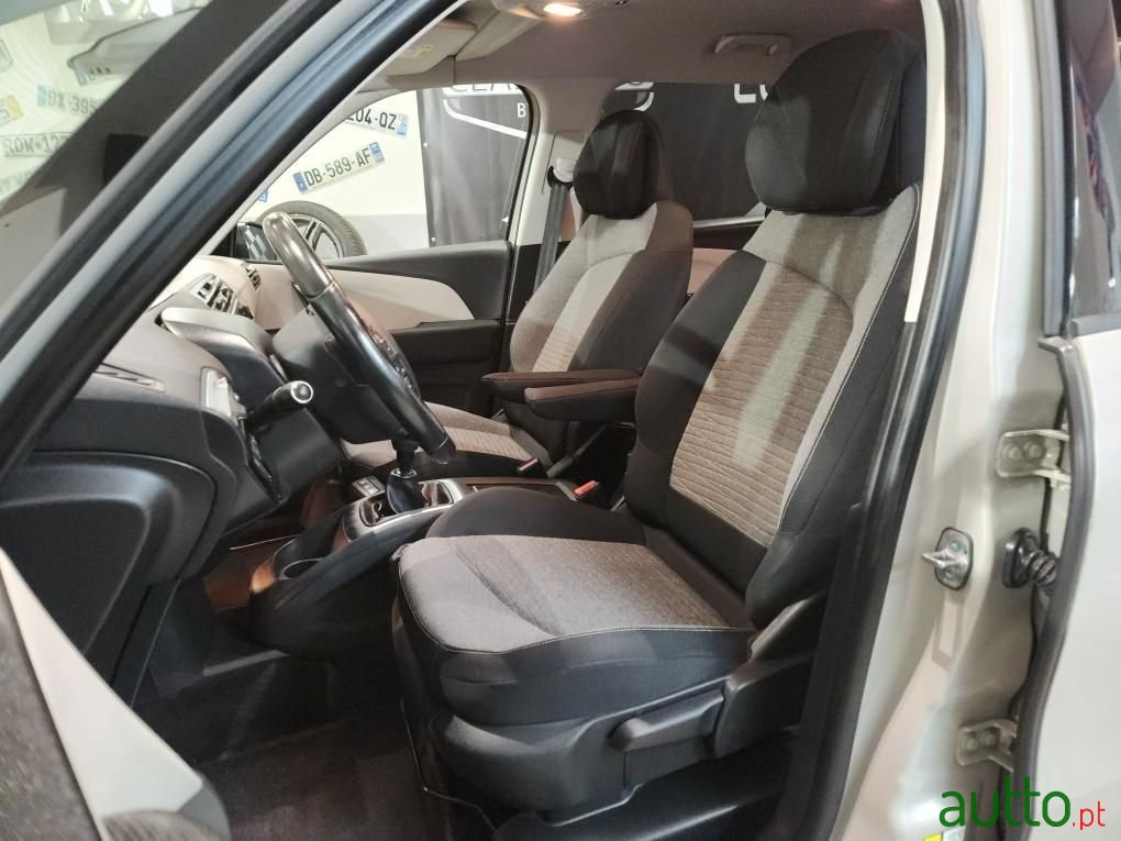 2017' Citroen C4 Grand Picasso photo #5