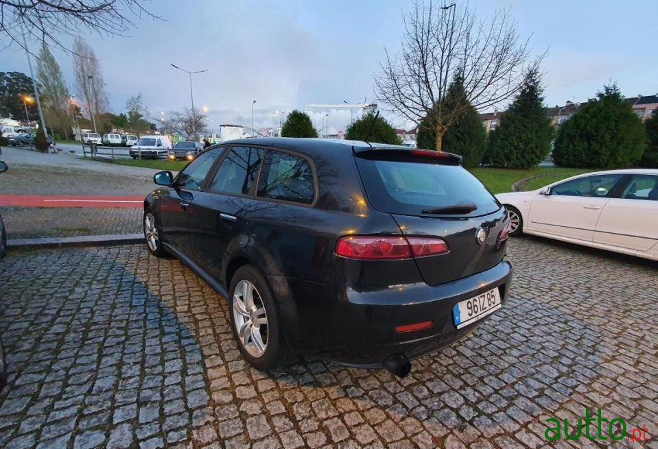 2010' Alfa Romeo 159 Sportwagon photo #2