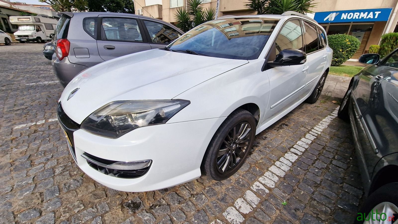 2012' Renault Laguna Break photo #2