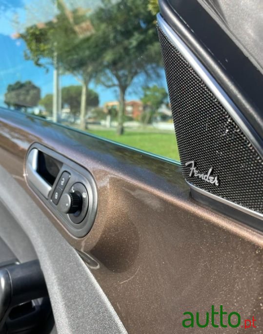 2013' Volkswagen New Beetle photo #2