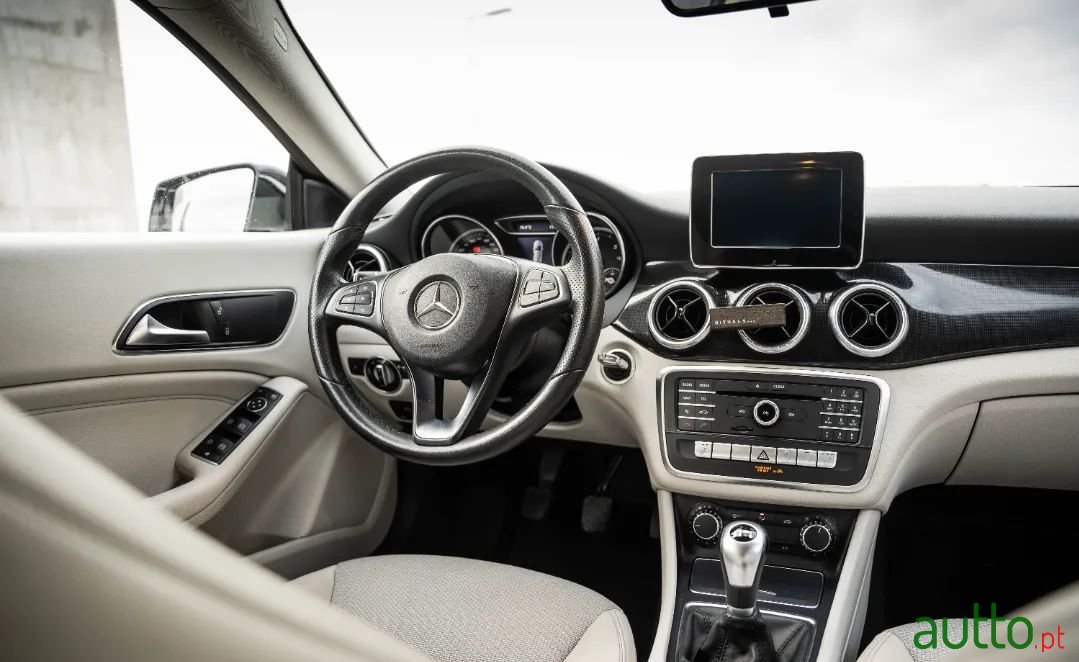 2016' Mercedes-Benz Cla-180 photo #4