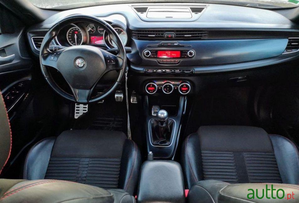 2011' Alfa Romeo Giulietta photo #3