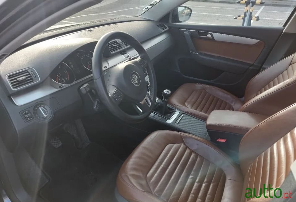 2011' Volkswagen Passat photo #6