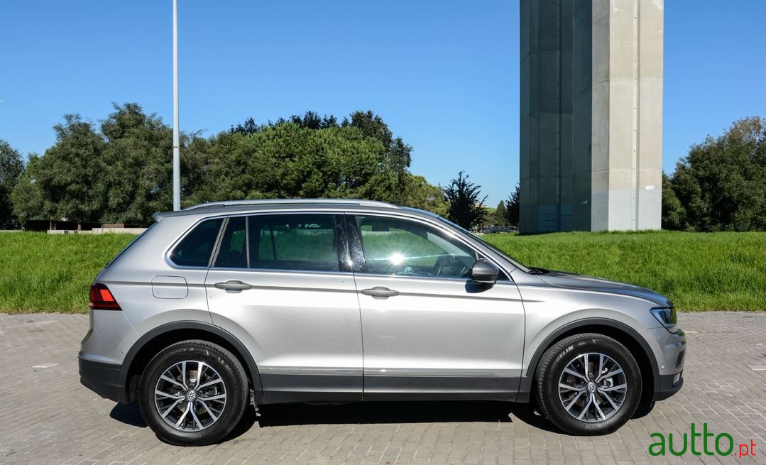 2019' Volkswagen Tiguan photo #4