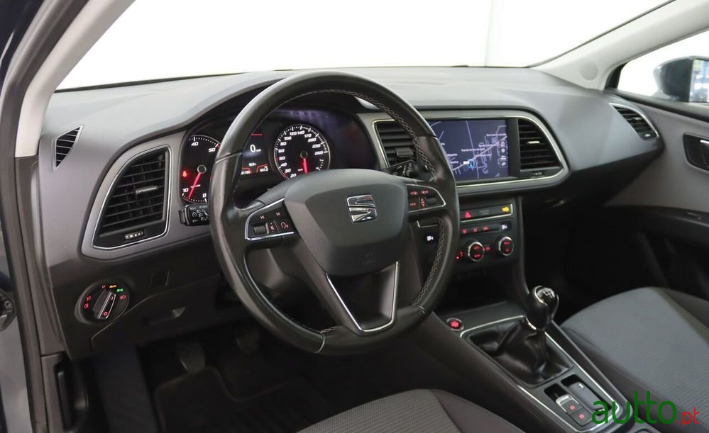 2020' SEAT Leon St photo #2
