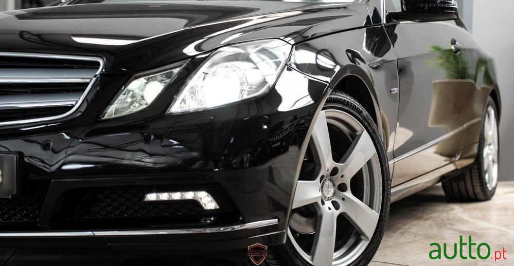 2011' Mercedes-Benz Classe E photo #2