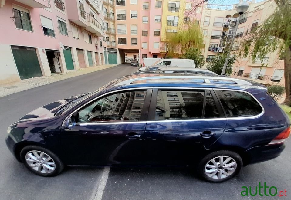 2011' Volkswagen Golf photo #5