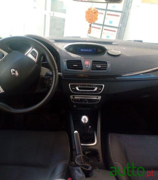 2011' Renault Megane Sport Tourer photo #3