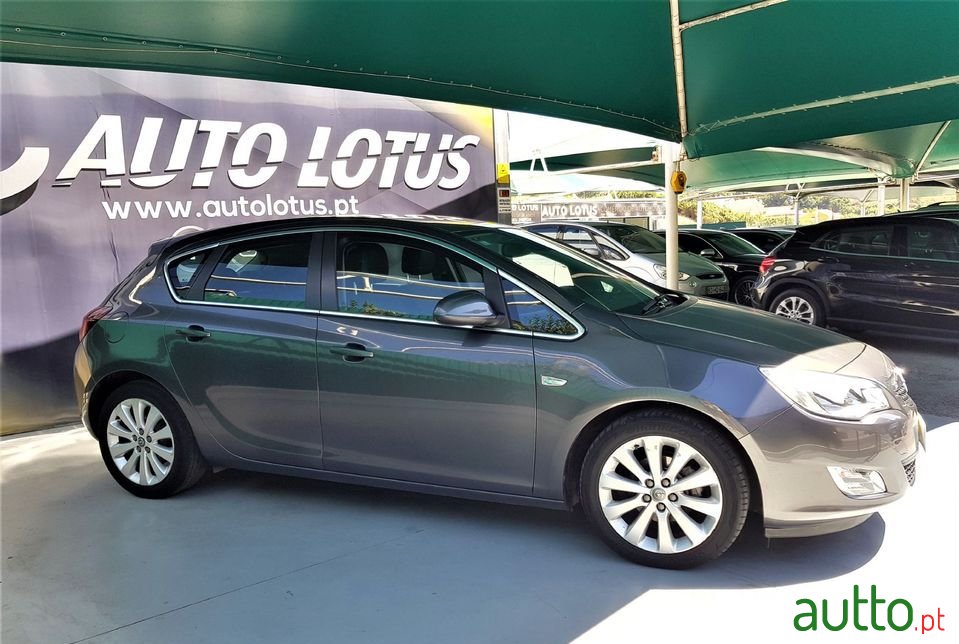 2011' Opel Astra photo #3