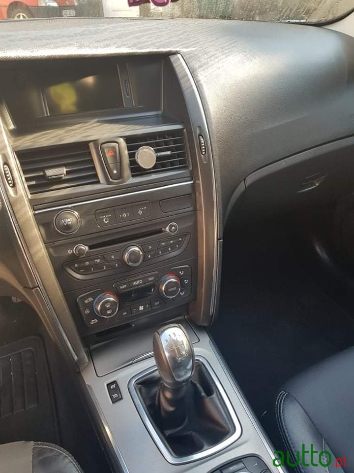 2012' Renault Latitude photo #2