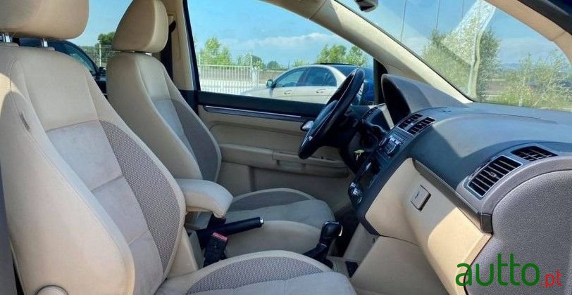 2012' Volkswagen Touran photo #6