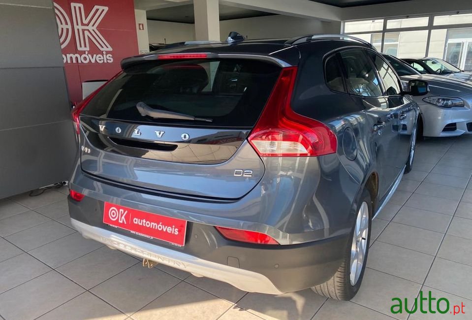 2014' Volvo V40 Cross Country photo #6