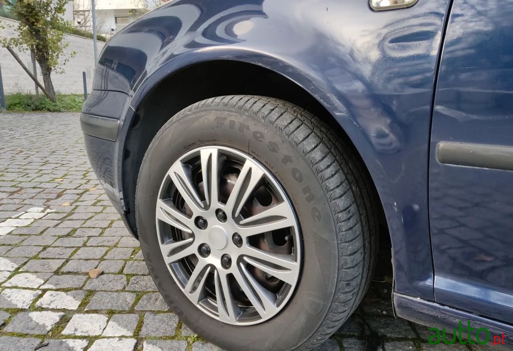 2002' Volkswagen Golf photo #5