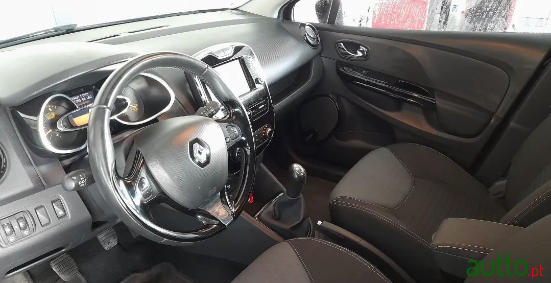 2014' Renault Clio Sport Tourer photo #5