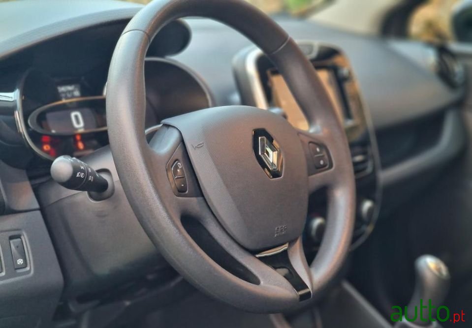 2015' Renault Clio Sport Tourer photo #5