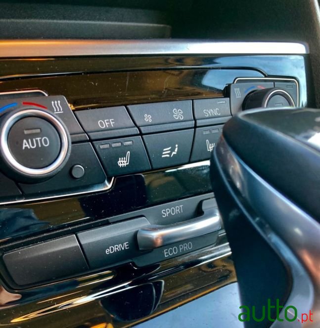 2018' BMW 225Xe-Active-Tourer photo #2