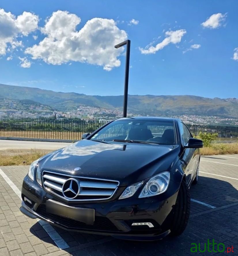 2009' Mercedes-Benz Classe E photo #2