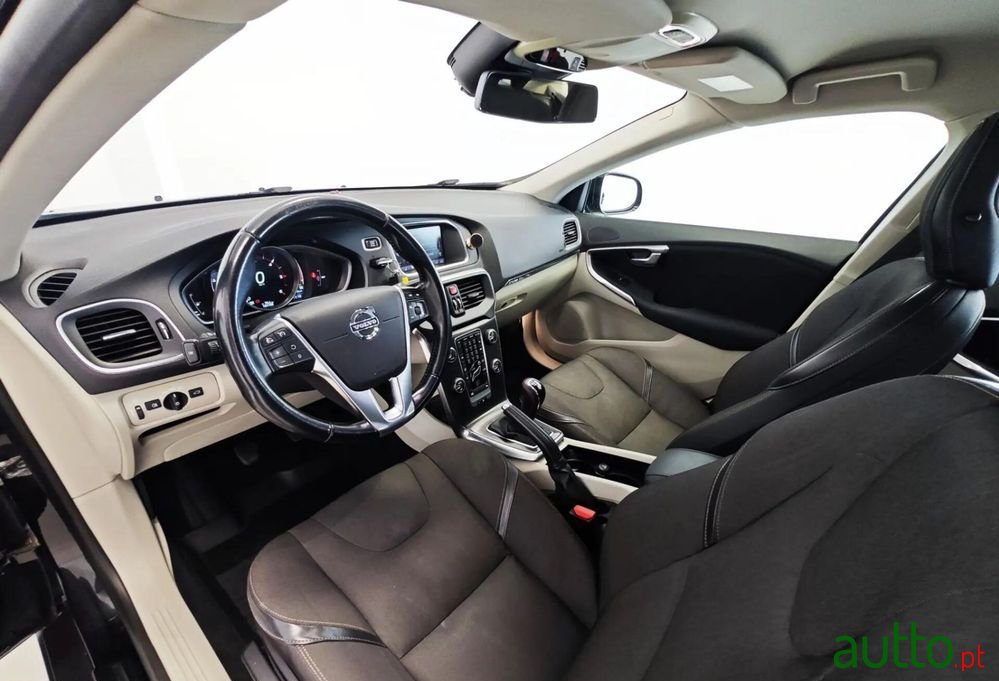 2014' Volvo V40 Cross Country photo #5