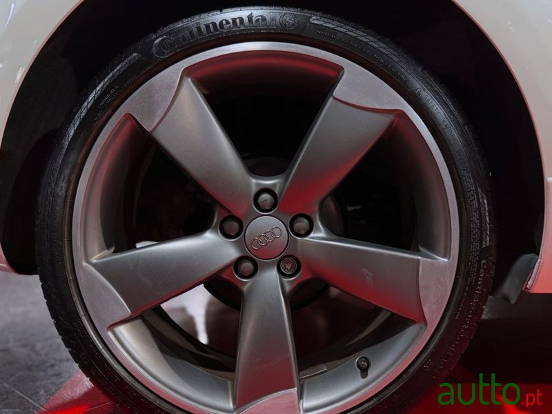 2011' Audi A1 1.6 Tdi S-Line photo #6
