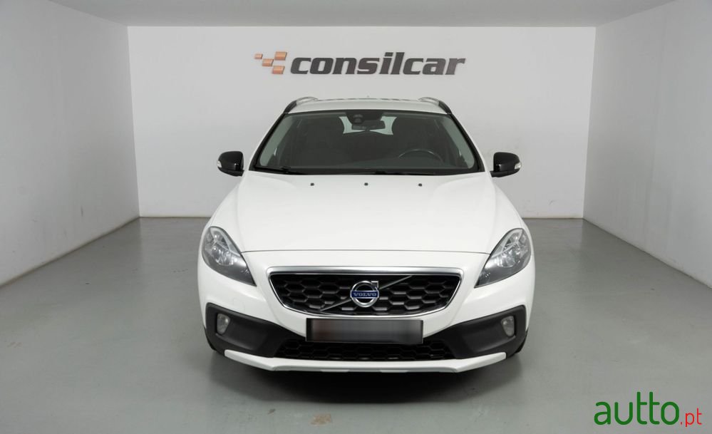 2015' Volvo V40 Cross Country photo #2