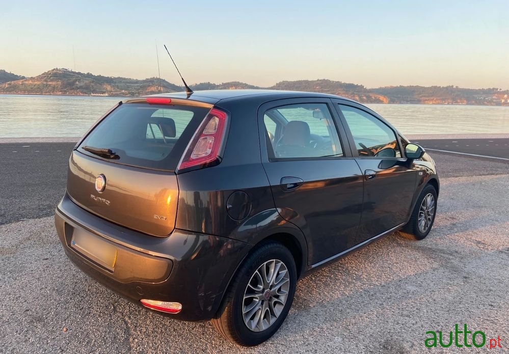 2011' Fiat Punto Evo photo #1