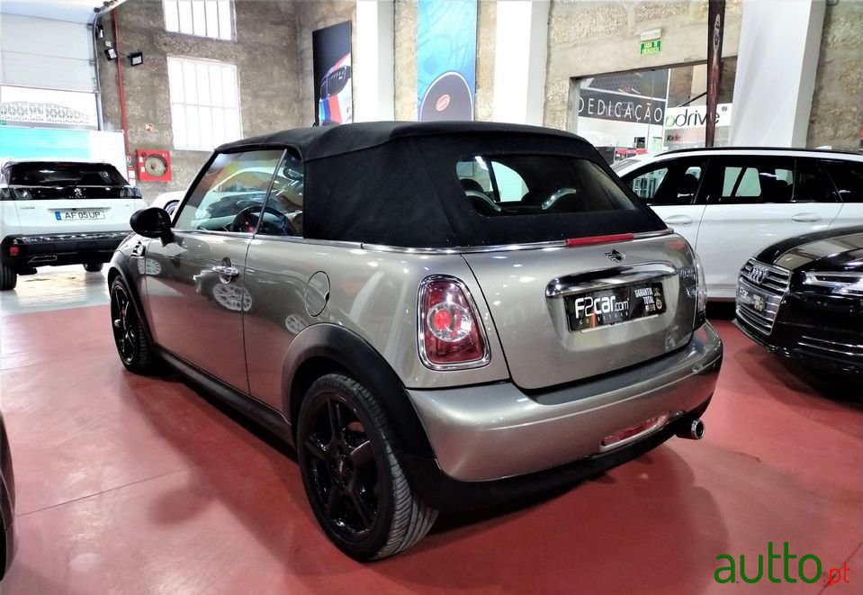 2012' MINI Cabrio photo #4