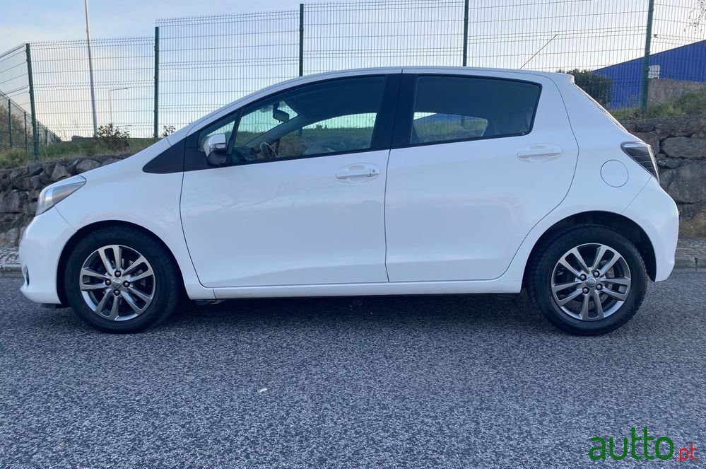 2014' Toyota Yaris photo #2