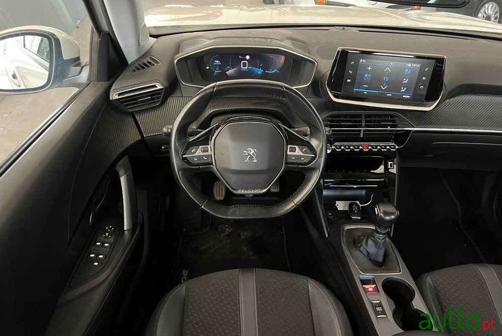 2020' Peugeot 2008 photo #2