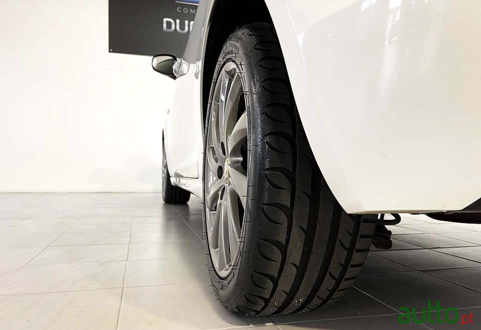 2015' Alfa Romeo Giulietta photo #4