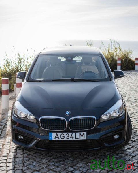 2017' BMW 225Xe Active Tourer photo #2