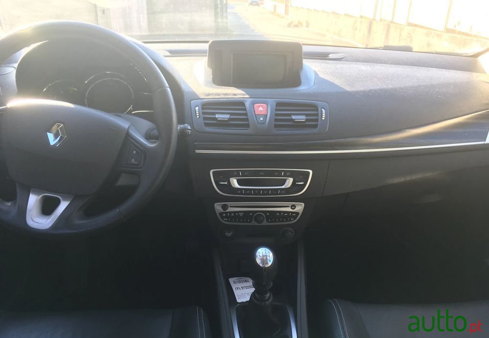 2010' Renault Megane Break photo #2