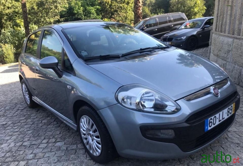 2011' Fiat Punto Evo photo #1