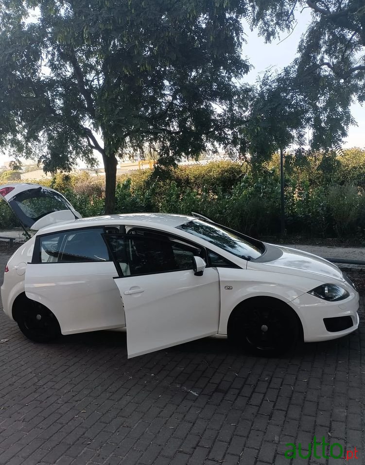2010' SEAT Leon photo #5