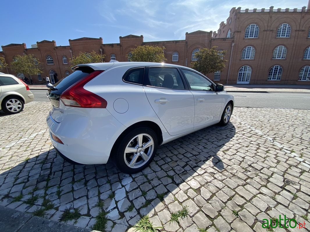 2017' Volvo V40 photo #6