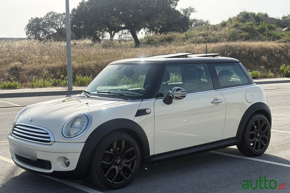 2010' MINI Cooper photo #1