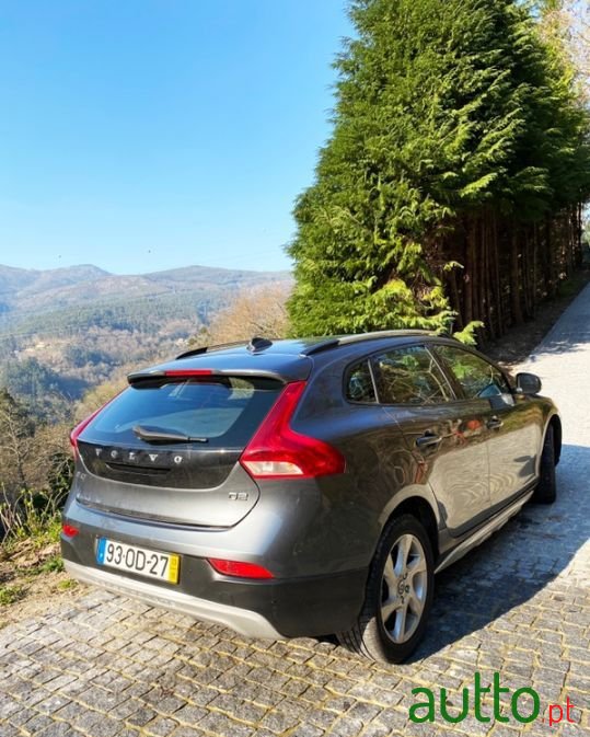 2013' Volvo V40 Cross Country photo #1