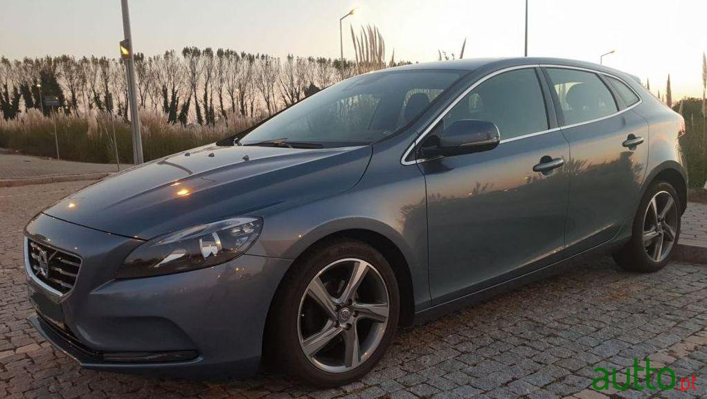 2013' Volvo V40 Look R Design photo #1