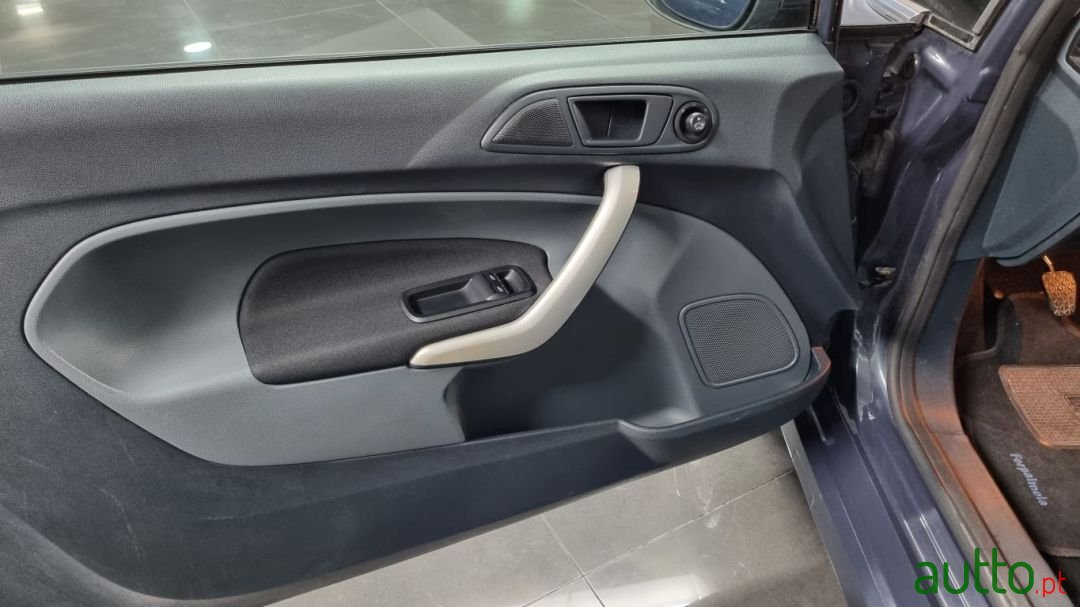 2010' Ford Fiesta photo #6