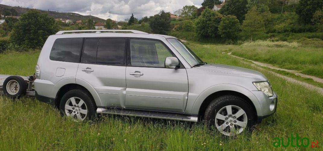 2009' Mitsubishi Pajero photo #3