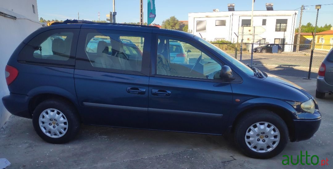 2004' Chrysler Voyager photo #2