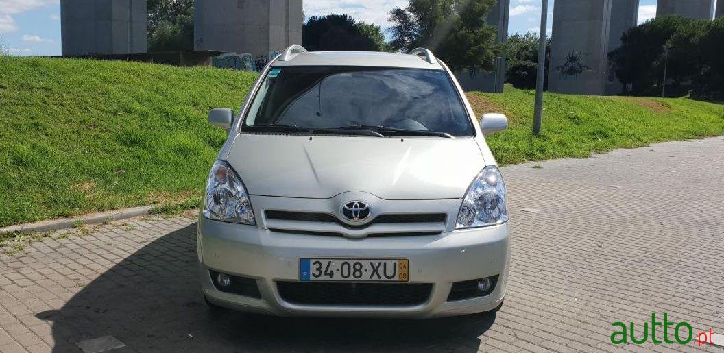 2004' Toyota Corolla Verso photo #3