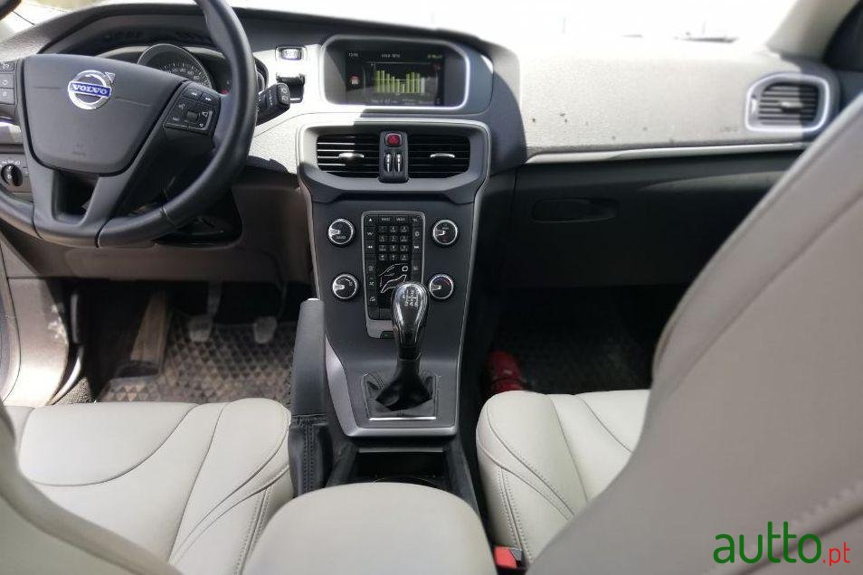 2015' Volvo V40 photo #2