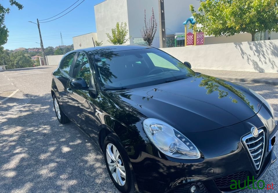 2012' Alfa Romeo Giulietta photo #4