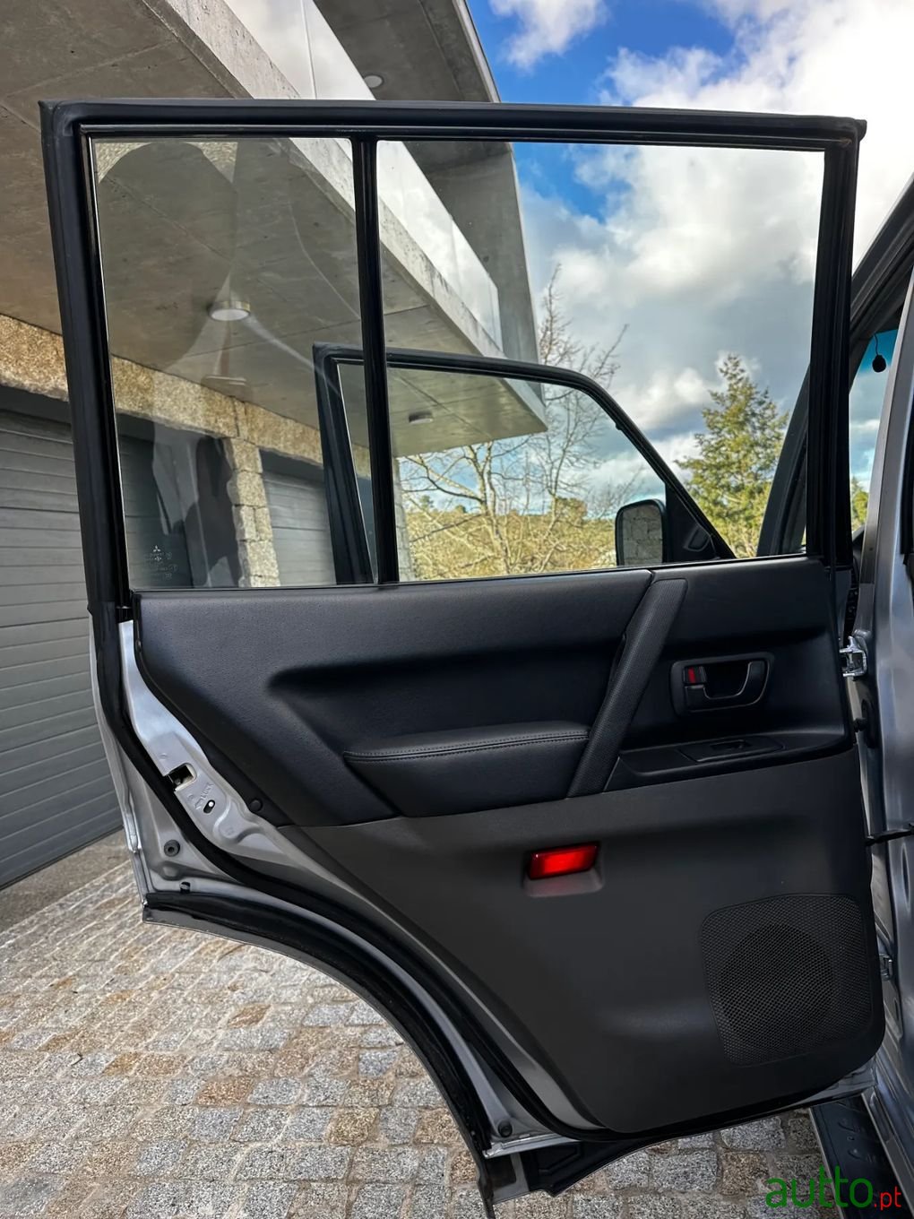 2004' Mitsubishi Pajero photo #4