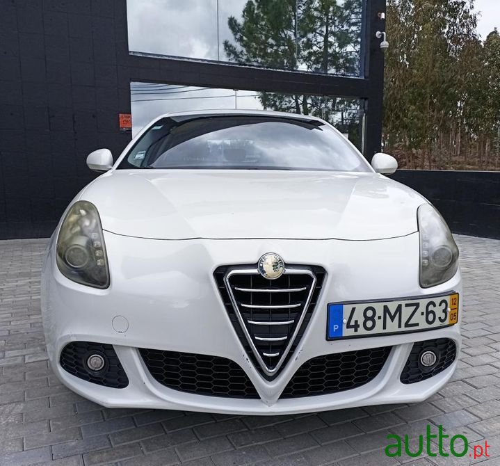 2012' Alfa Romeo Giulietta photo #5