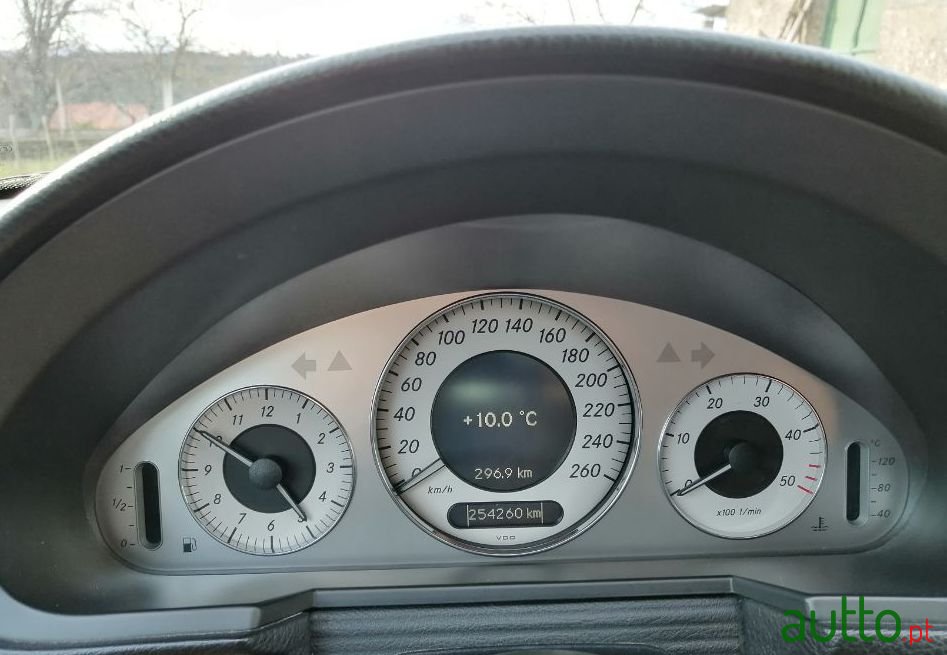 2008' Mercedes-Benz E-220 photo #4