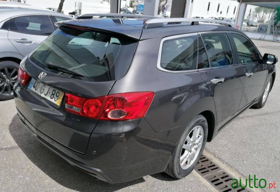 2008' Honda Accord Tourer photo #2