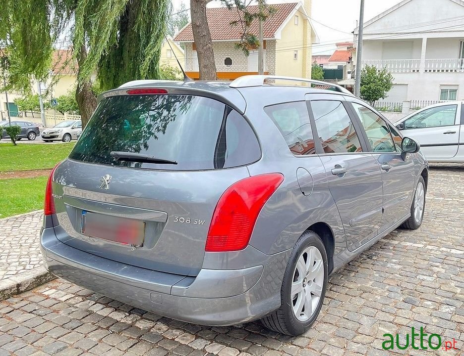 2011' Peugeot 308 Sw photo #2